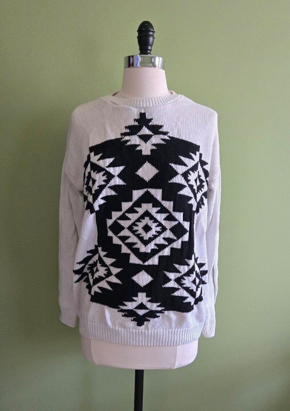 Forever 21 Black and White Sweater Size Medium